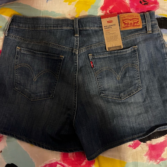 Levi’s Mid Length Jean Shorts - Picture 4 of 7
